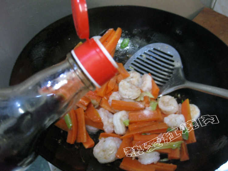 胡萝卜炒虾仁步骤9
