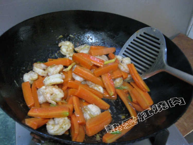 胡萝卜炒虾仁步骤10