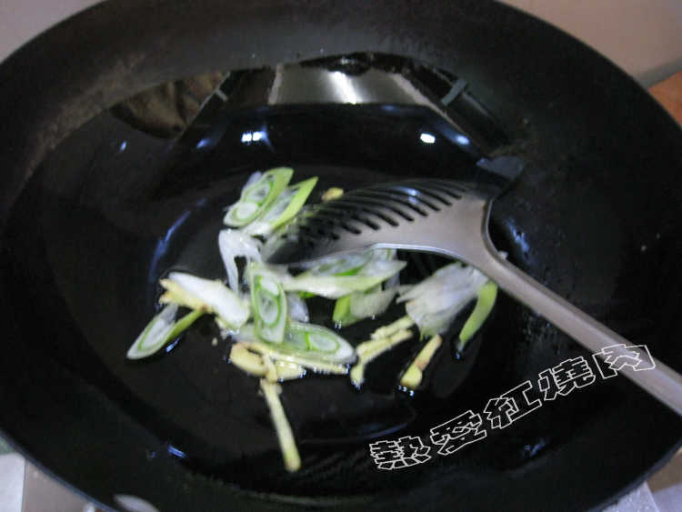 胡萝卜炒虾仁步骤5