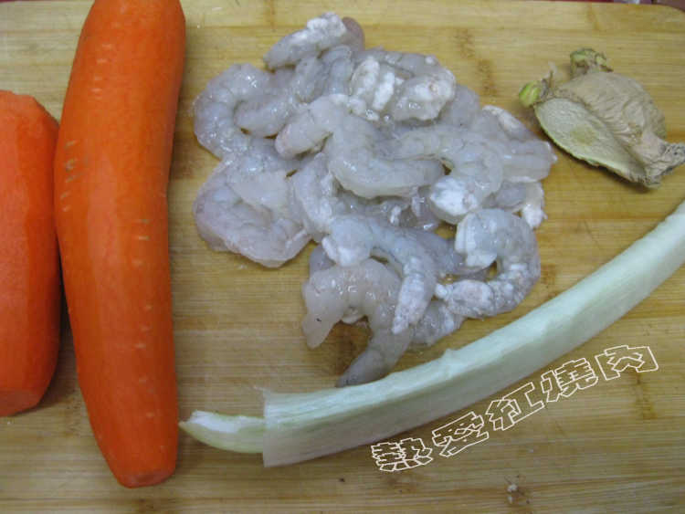 胡萝卜炒虾仁步骤1