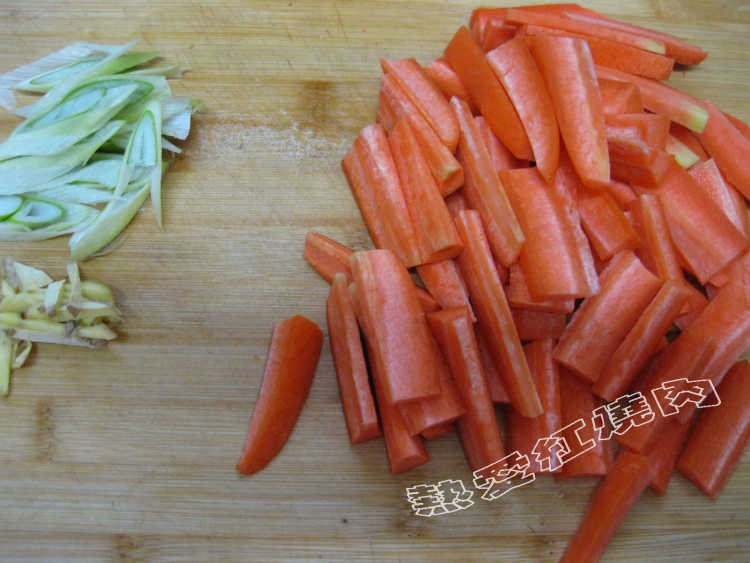胡萝卜炒虾仁步骤2