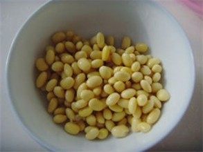 黄豆焖猪脚步骤2