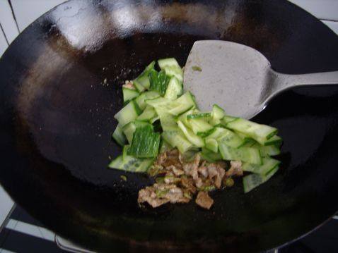 肉炒黄瓜片步骤7