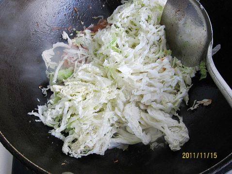 虾酱炒白菜步骤5