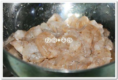 蛋白炒虾仁步骤3
