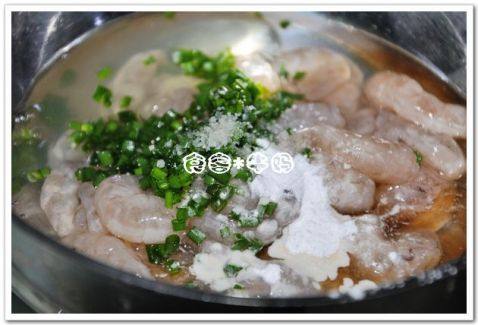 蛋白炒虾仁步骤4