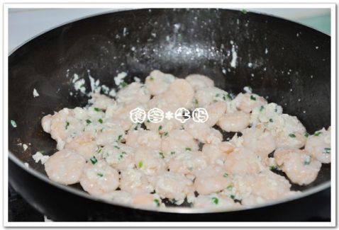 蛋白炒虾仁步骤7