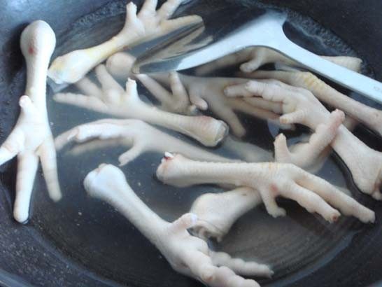 木瓜花生鸡脚汤步骤2