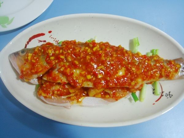 剁椒蒸鲈鱼步骤5