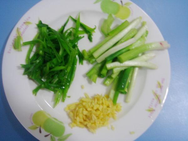 剁椒蒸鲈鱼步骤2