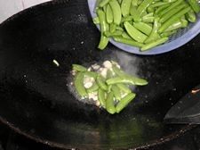 蒜香甜豆步骤3