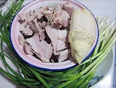 蒜香笋肉片步骤1