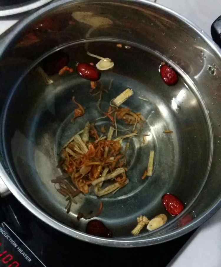 姜酒煲鸡汤步骤4