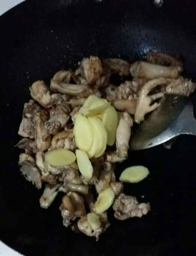 姜酒煲鸡汤步骤6