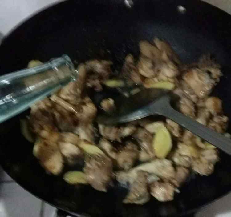 姜酒煲鸡汤步骤7