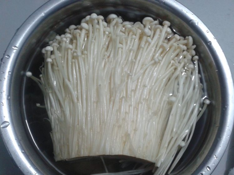 鲫鱼金针菇汤步骤2