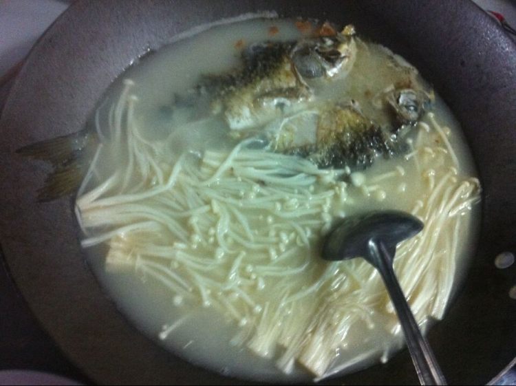 鲫鱼金针菇汤步骤5