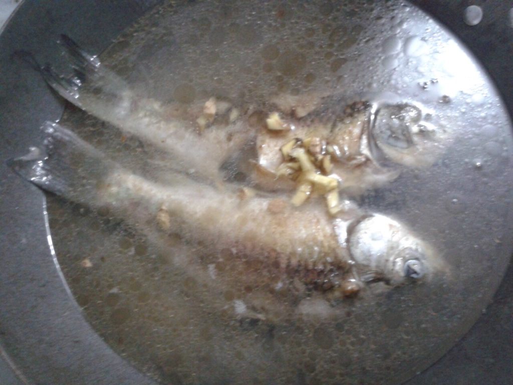 鲫鱼金针菇汤步骤4