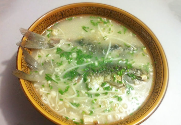 鲫鱼金针菇汤步骤6