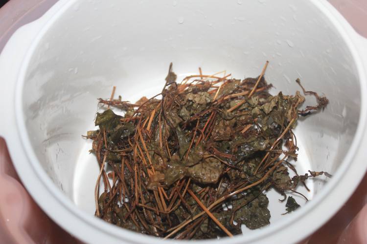 鱼腥草炖鸡汤步骤5