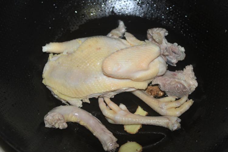 鱼腥草炖鸡汤步骤4
