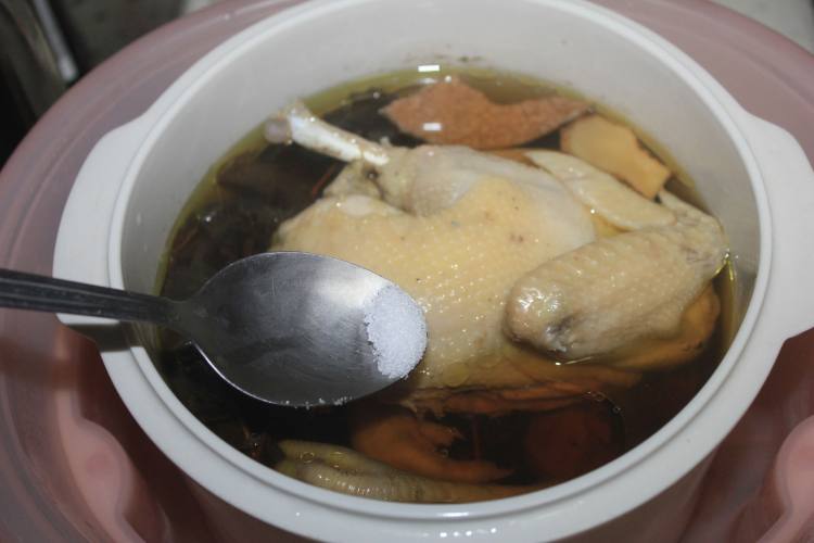鱼腥草炖鸡汤步骤9