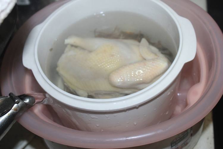鱼腥草炖鸡汤步骤8
