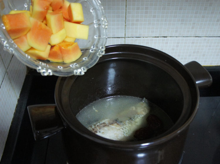 舌尖2 红枣鲫鱼木瓜汤步骤8