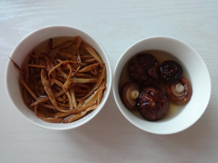红枣冬菇蒸鸡步骤1