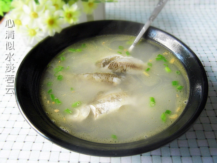 鸡油浓香鲫鱼汤步骤7