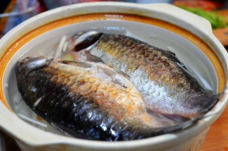 砂锅鲫鱼白萝卜汤步骤5