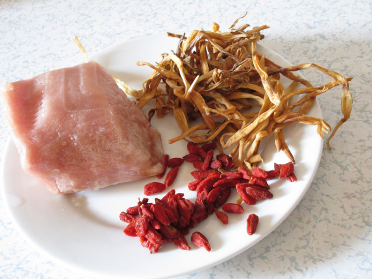 黄花枸杞蒸瘦肉步骤1