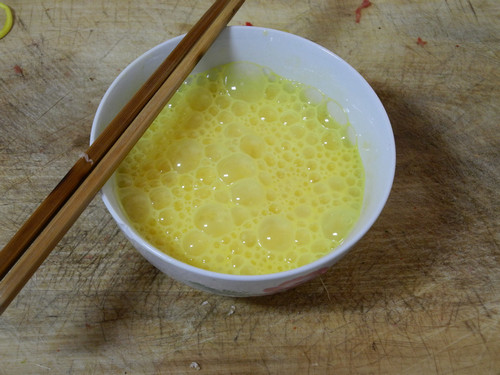 韭黄猪肉炒鸡蛋步骤2