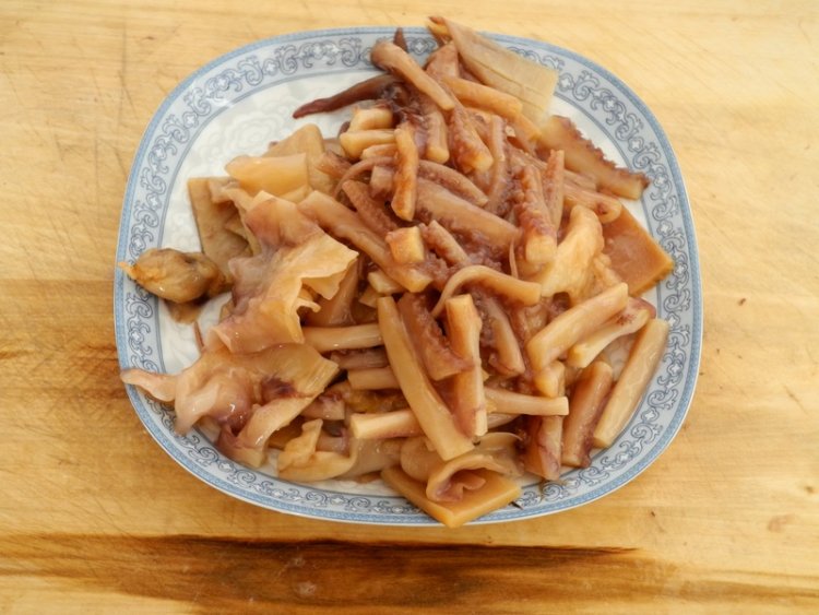 昆布土鸡鱿鱼煲步骤3