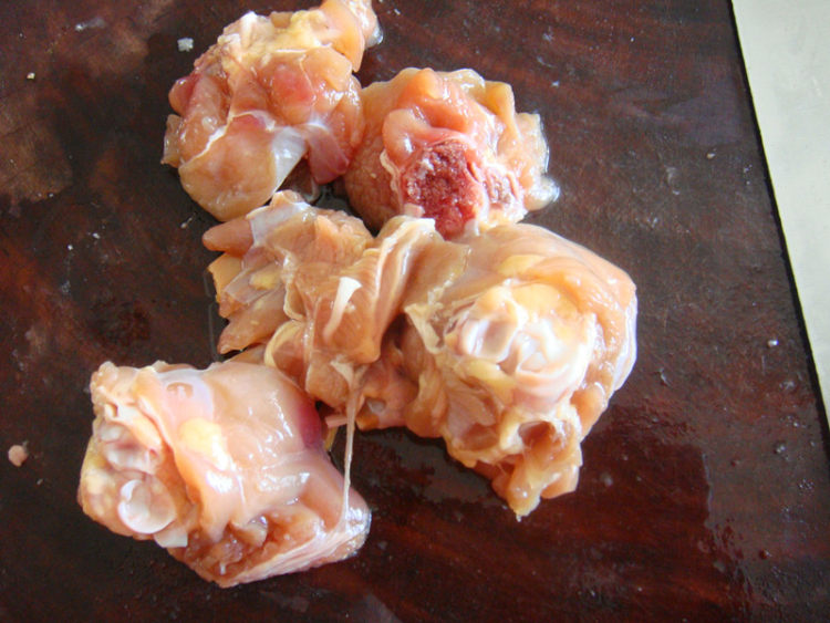鸡肉蘑菇毛豆汤步骤1
