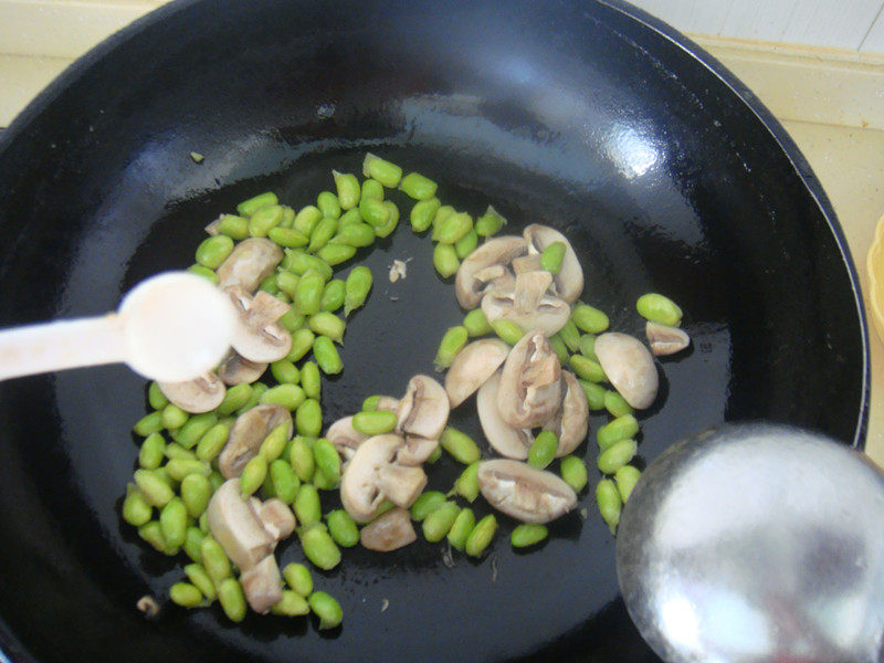 鸡肉蘑菇毛豆汤步骤7