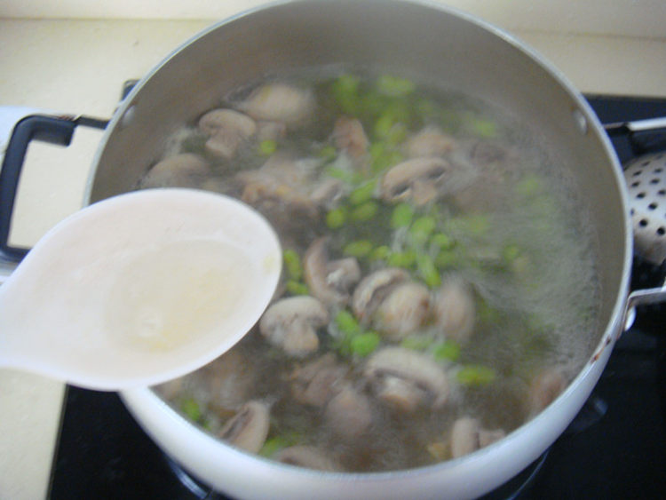 鸡肉蘑菇毛豆汤步骤11