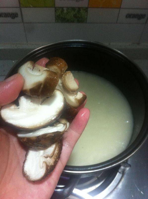 时蔬香菇鲫鱼汤步骤8