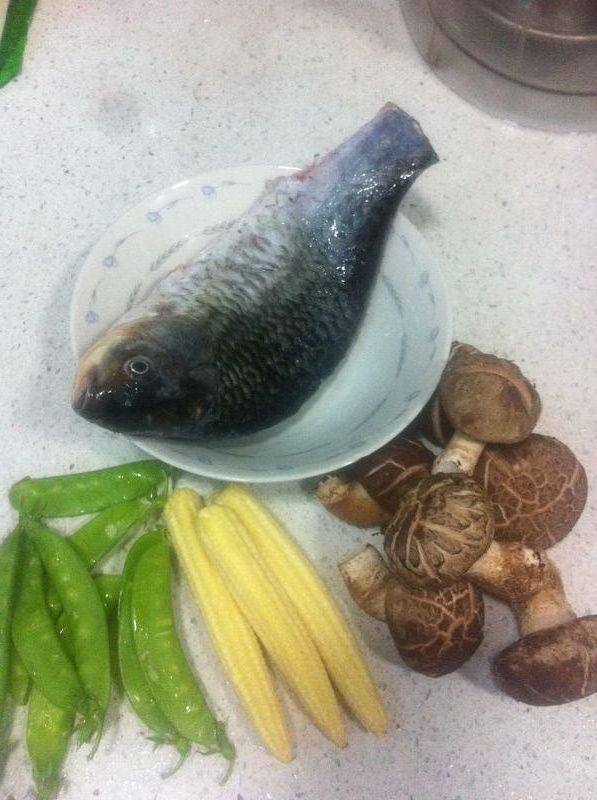时蔬香菇鲫鱼汤步骤1