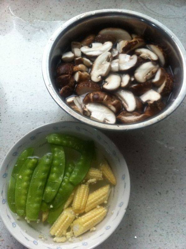 时蔬香菇鲫鱼汤步骤6