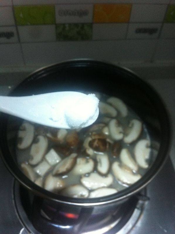 时蔬香菇鲫鱼汤步骤9