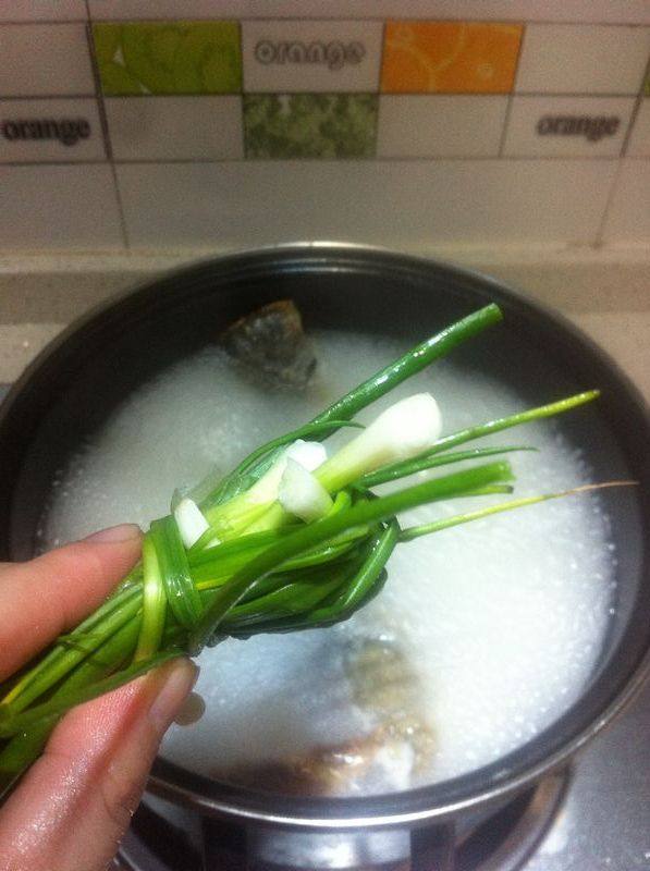 时蔬香菇鲫鱼汤步骤4