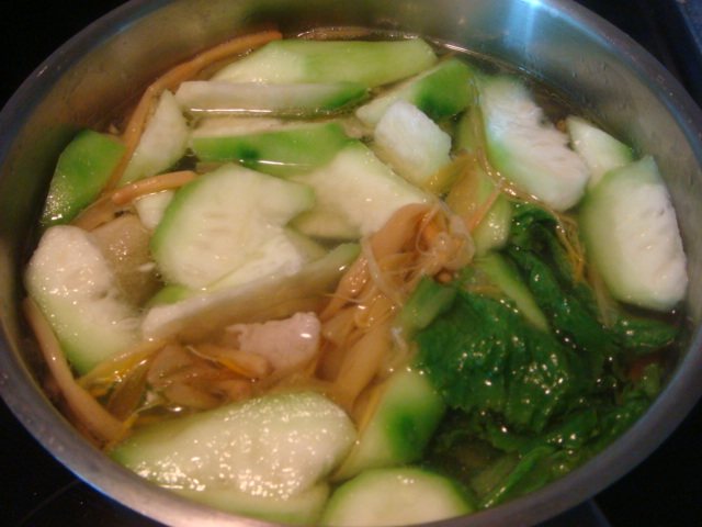 金针菜丝瓜瘦肉汤步骤6