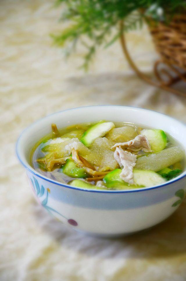 金针菜丝瓜瘦肉汤步骤7