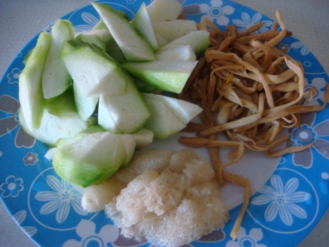 金针菜丝瓜瘦肉汤步骤2