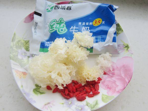鲫鱼银耳汤步骤1