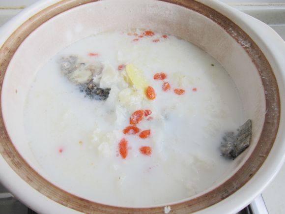 鲫鱼银耳汤步骤9