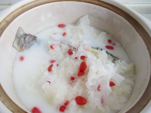 鲫鱼银耳汤步骤7