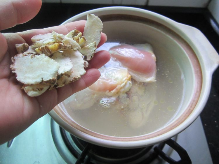 当归煲鸡步骤4