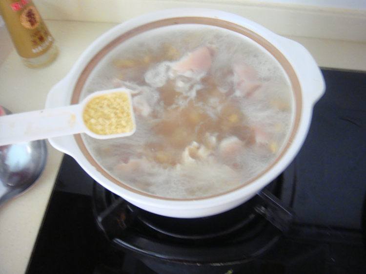 黄豆煲猪脚步骤8
